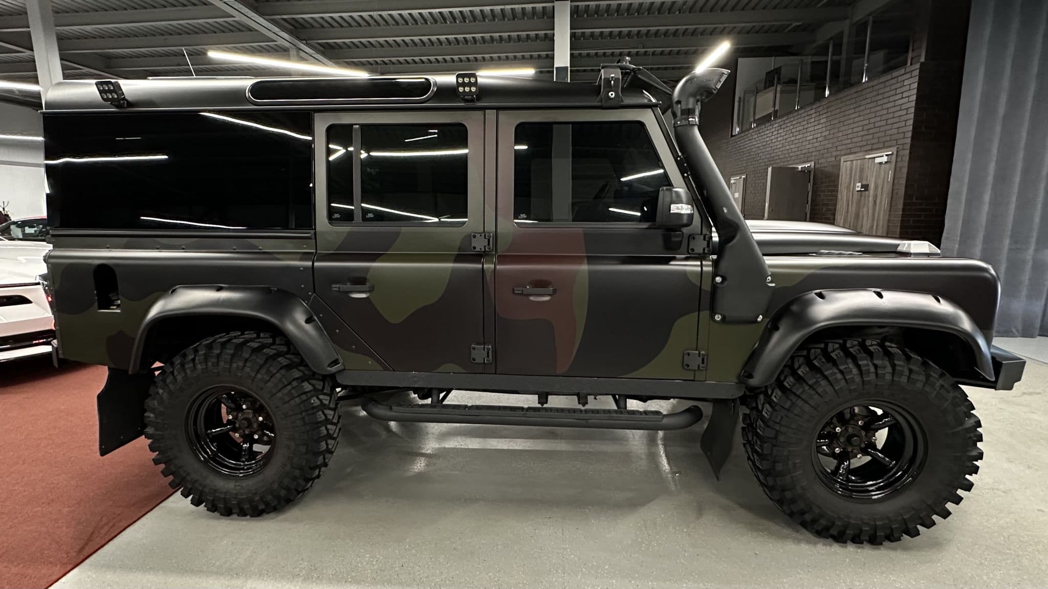 Land Rover Defender - 5