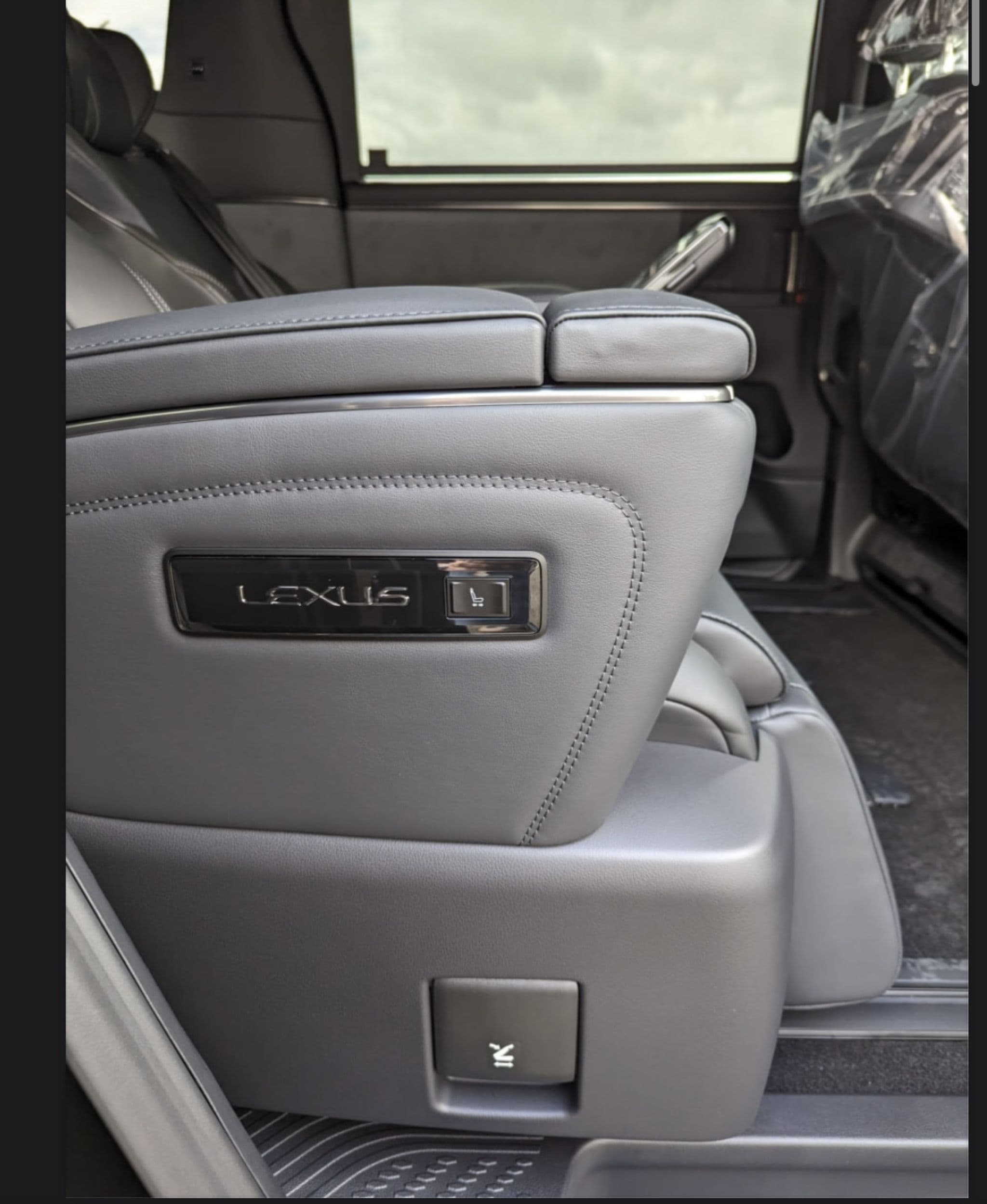 Lexus LM - 5