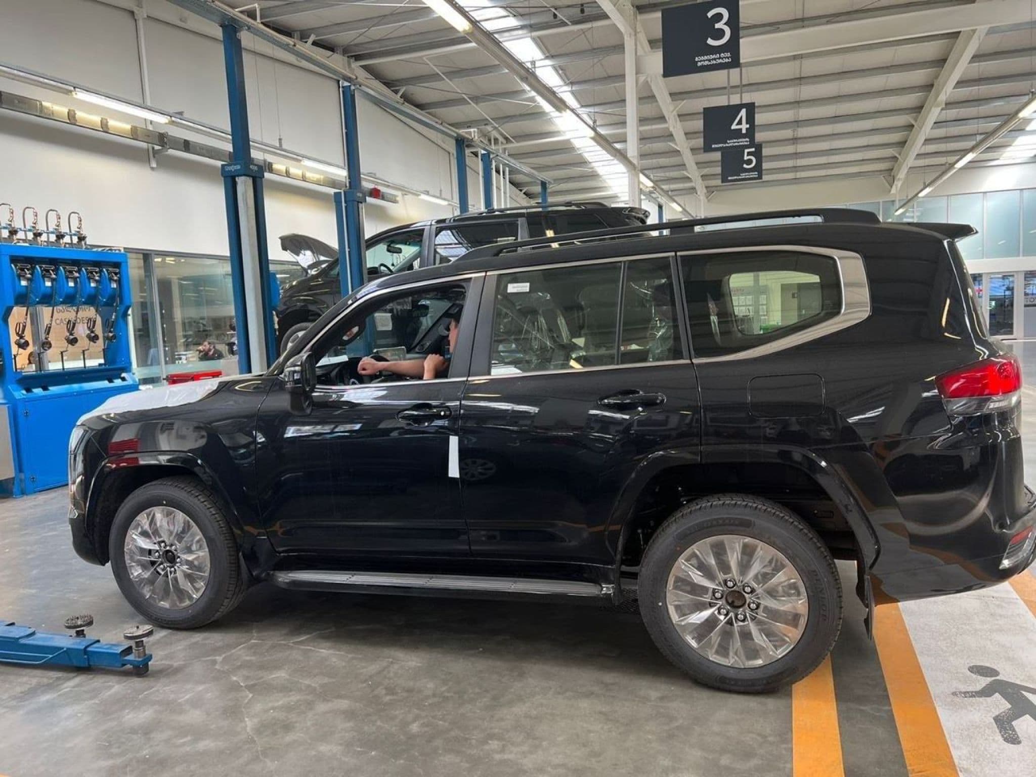 Toyota Land Cruiser - 4