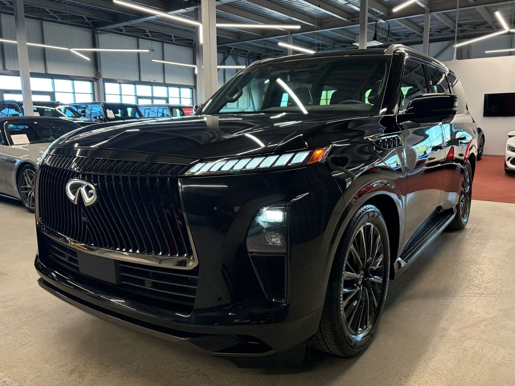 Infiniti QX80 - 1